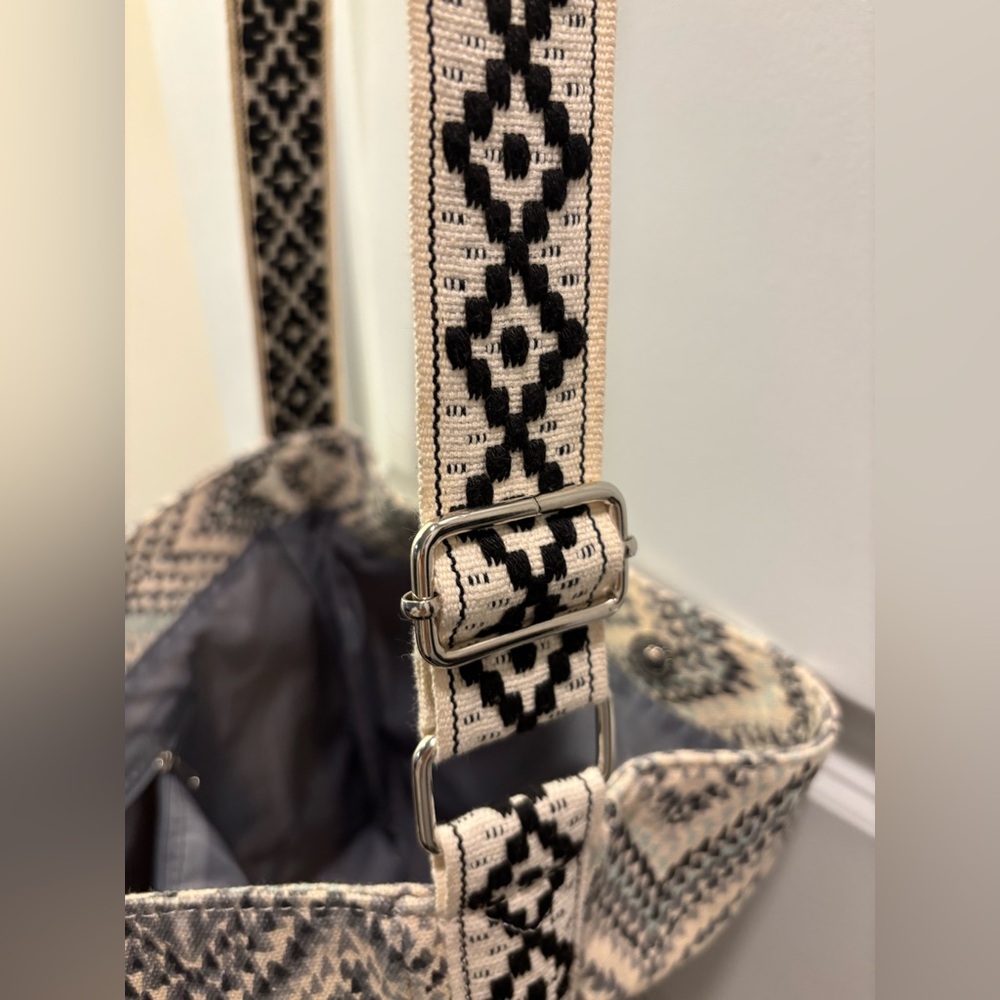 Chevron Patterned Shoulder Bag - Picture 4 of 4